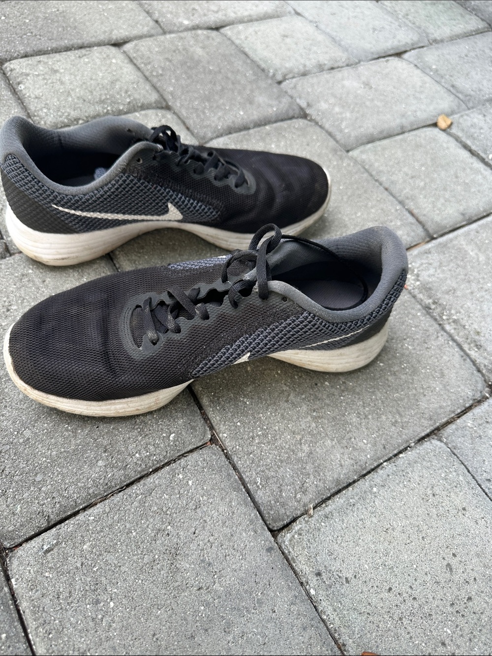Nike Men’s Black and Gray Lightweight Training Sneakers